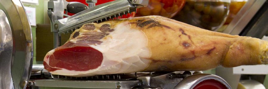 Prosciutto crudo su affettatrice